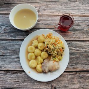 Zdjęcie przedstawia Dietę z ograniczeniem łatwoprzyswajalnych węglowodanów: Krem z białych warzyw Udziec z kurczaka gotowany Sos ziołowy Kluski śląskie Surówka wielowarzywna z olejem Kompot owocowy z jabłkami*